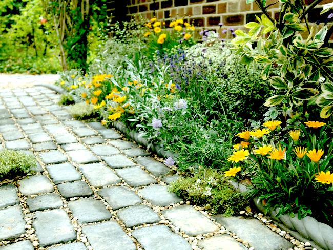 Садовая дорожка из бетона (имитация природного камня)