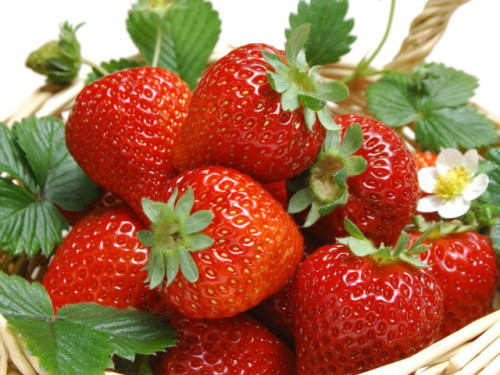 Hrano_berries_and_fruits_and_nuts_ripe_strawberries_022635_29.