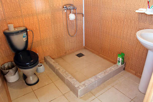 Туалет в деревянном доме с канализацией: дачный вариант, видео