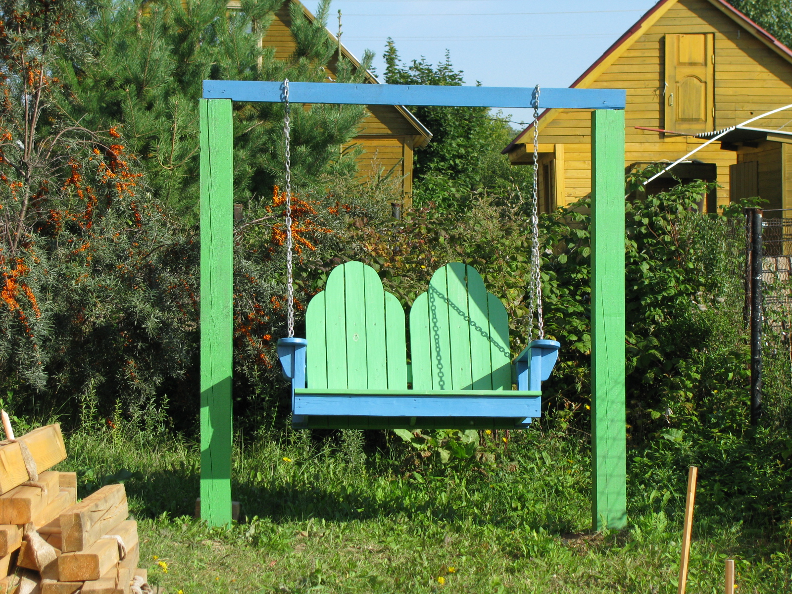 В несколько раз дешевле, ничуть не хуже: делаем самодельные садовые качели