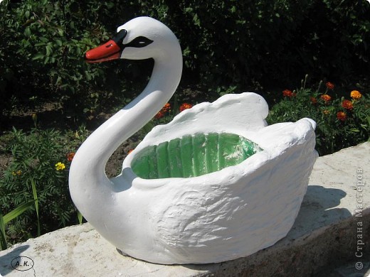 Поделки для сада: лебеди из пластиковых бутылок