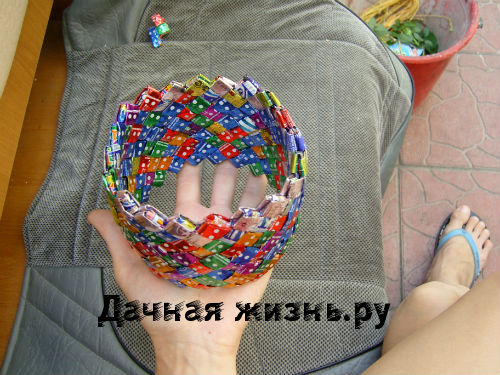 cesta hecha de dulces de caramelo
