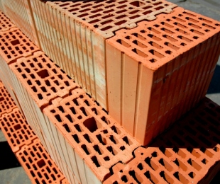 Colocación de bloques de cerámica.