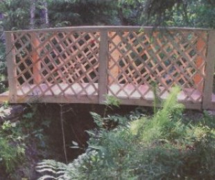 Bahçede köprü