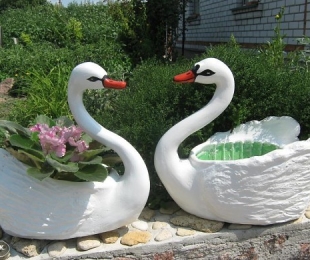 Figura Cisne de masilla y botella de plástico para jardín con sus propias manos.