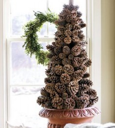 Noel ağacı konilerden yapılmış