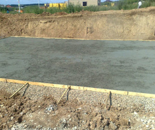 Concrete training device under the foundation
