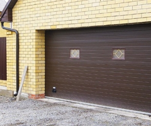 Gate from sandwich panels. Installation features